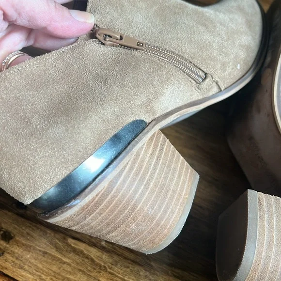 Lucky Brand Women’s 9.5 Tan Suede Landrue Pointed Ankle Booties Block Heel - Picture 8 of 10